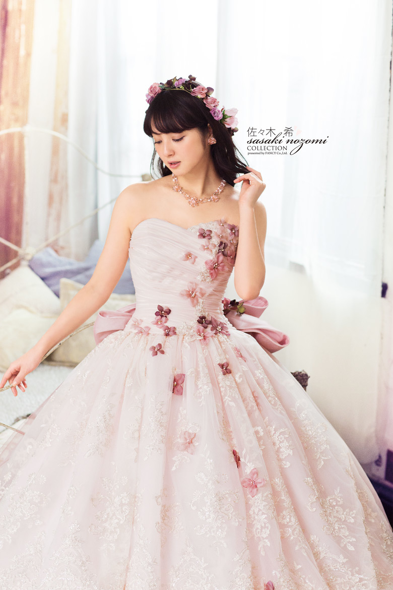 佐々木希　２０１７　薔薇の髪飾り　ドレス