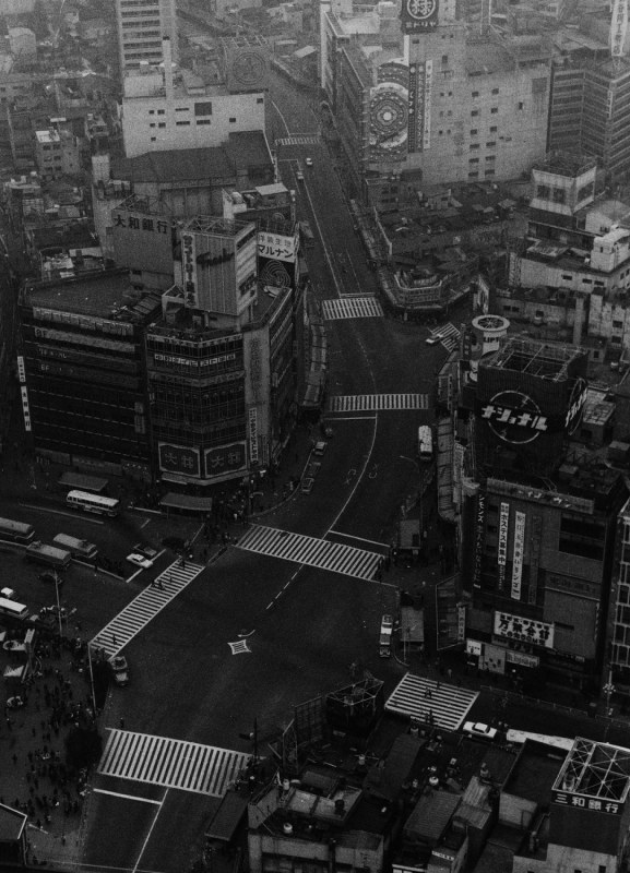 中核派の騒乱を予期して、車の通りも全くなく人影もまばらな東京・渋谷の街並み＝本社ヘリから１９７１年１１月１４日撮影