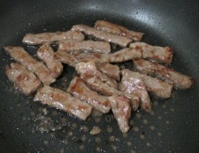 牛肉とスナップエンドウの七味照り焼き　調理②