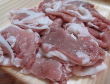 青梗菜と豚こまのピリ辛炒め　材料①