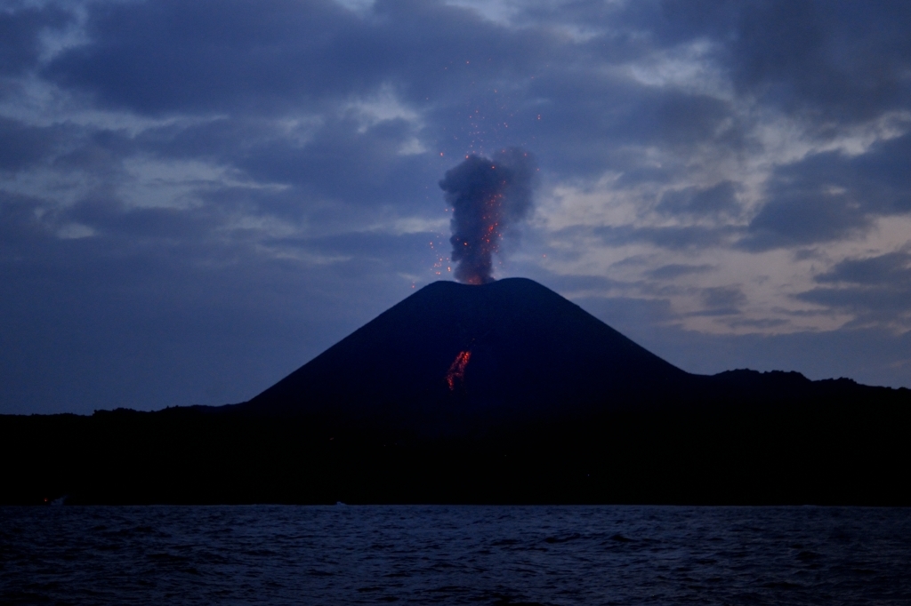 噴火する西之島