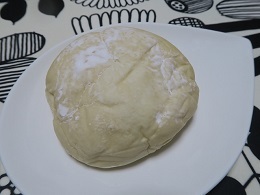 170528_ファミリーマート5_やわらか食感の白いチーズクリームパン