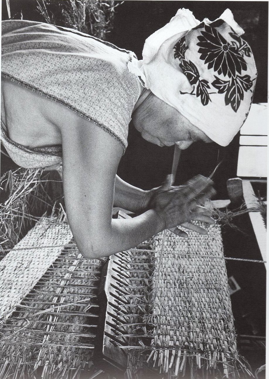 佐和田町　むしろを編む婦人　1966・8