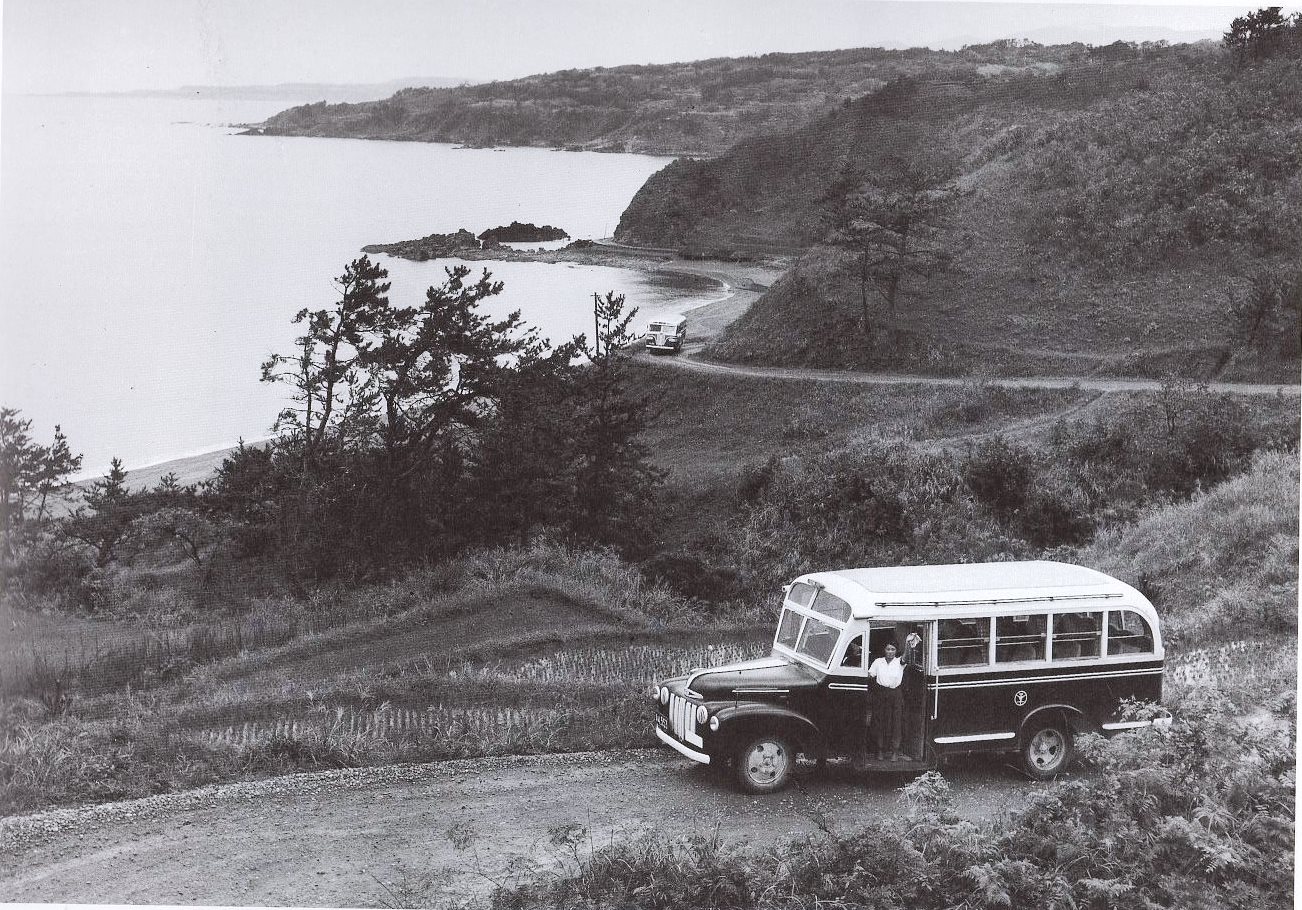 真野町　七曲りのバス　1953・6
