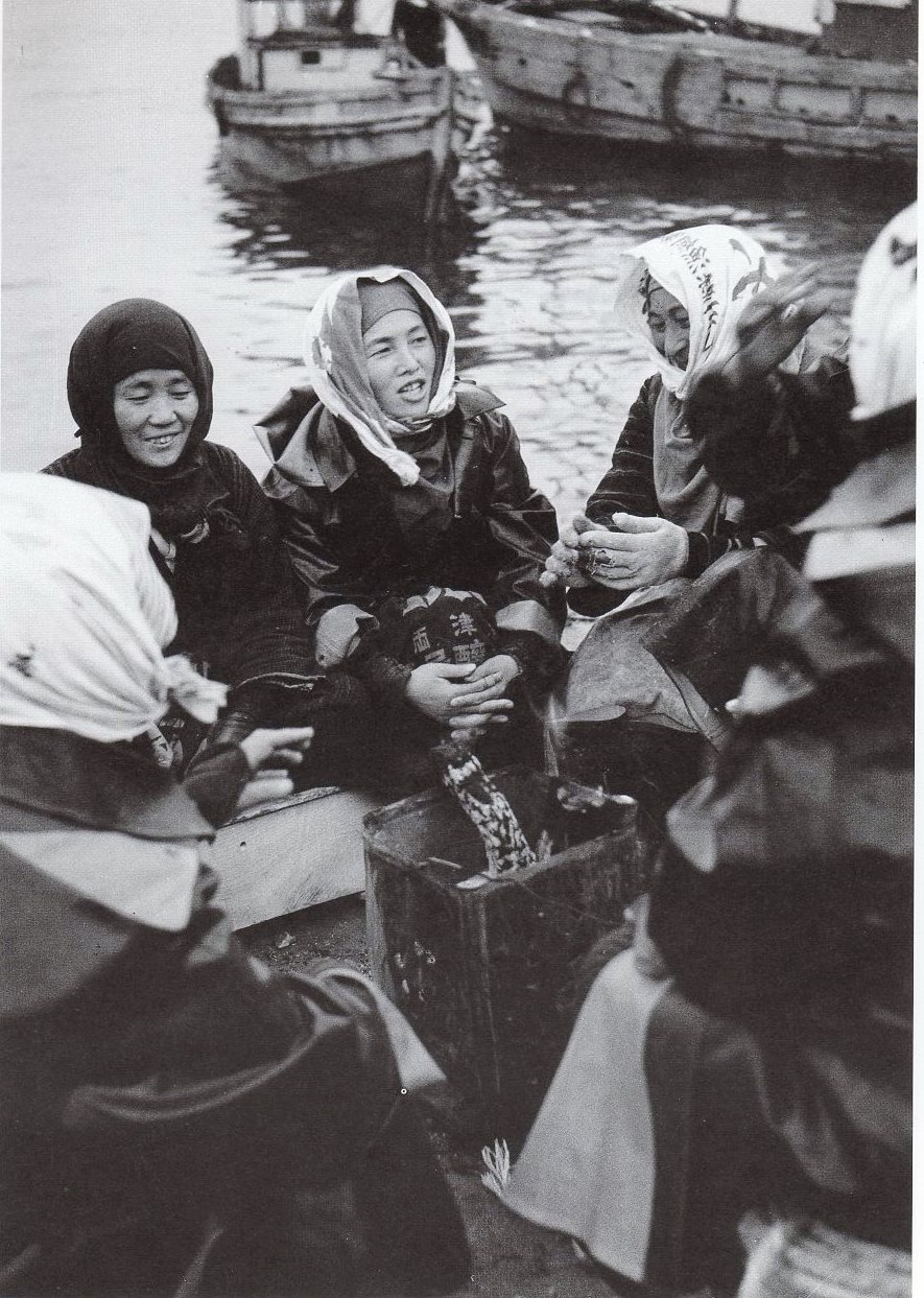 両津市　水揚げ場の婦人　1948・12