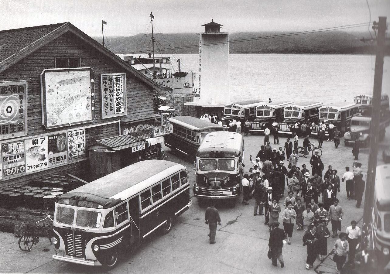 両津埠頭のバス乗り場　両津市1953・7