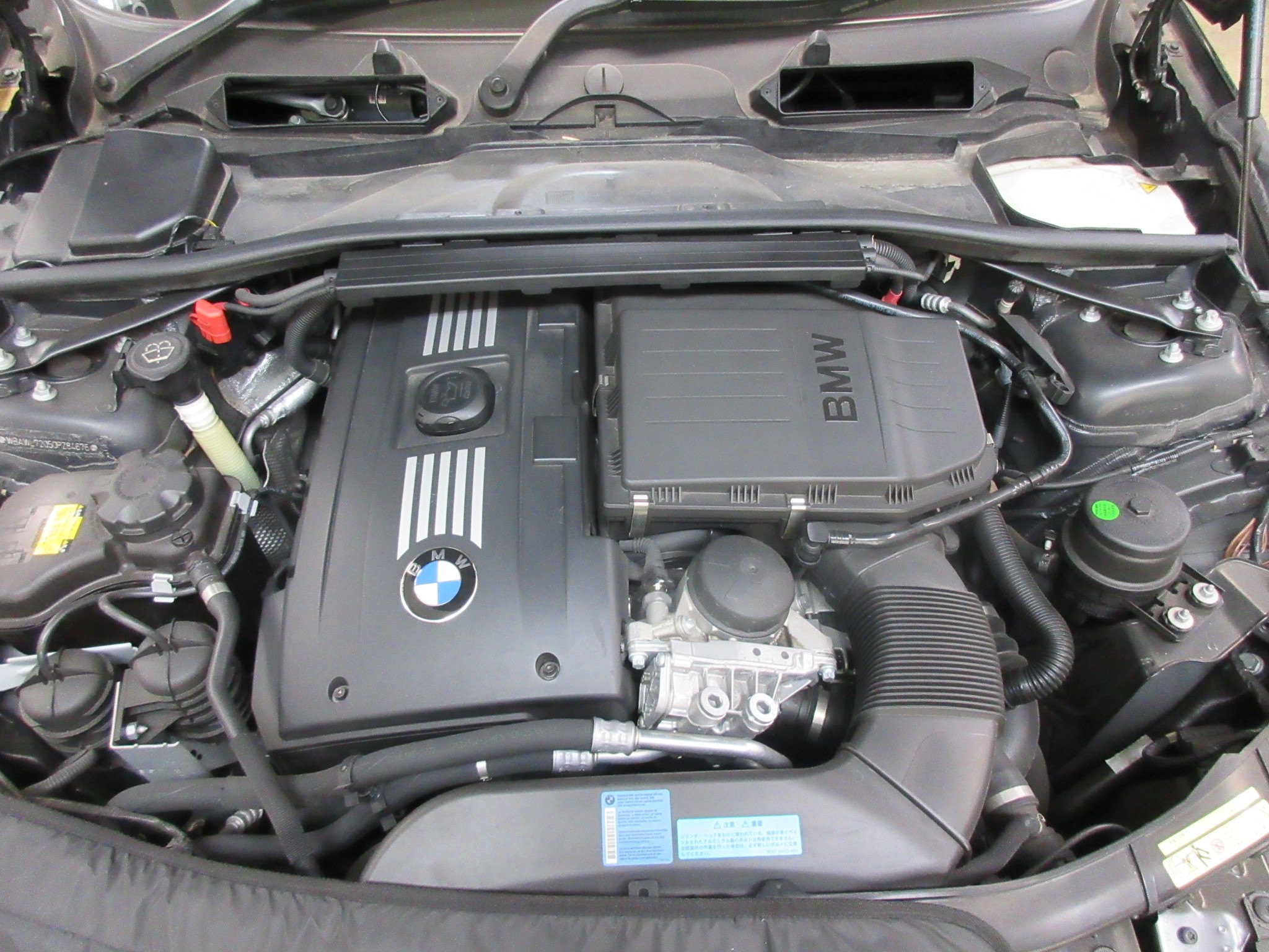 USパーツ取り扱い専門店 USDMエンジンカバー BMW 2011-2014のエンジンバルブカバー11127570292 E X5 535i 640i  X3 X6 740i 335i
