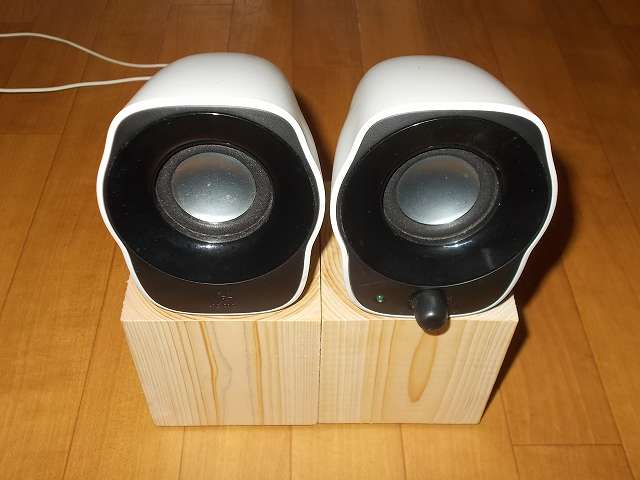 国産ヒノキ 90ｍｍ角材×長さ100ｍｍ 無塗装＋3点支持大里 セーフティークッション 25丸 PR-001 の上に ロジクール Stereo Speakers Z120BW を置いたところ