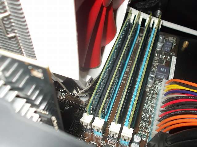 ASUS P8Z68-V LE LGA1155 マザーボードに装着した REEVEN OURANOS RC-1401 CPU クーラー ＋ Phanteks PH-F140HP_RD 140mm口径 PWM 汎用ファンと DDR3 メモリとのクリアランス