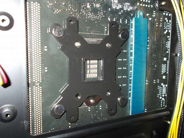 ASUS P8Z68-V PRO/GEN3 LGA1155 マザーボード CPU バックプレート側、REEVEN OURANOS RC-1401 Intel 用バックプレート＋付属シリコンワッシャー＋付属バックプレートネジを装着した状態