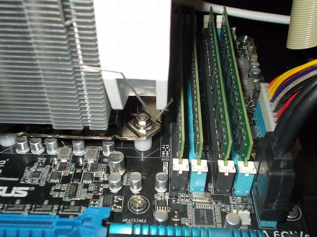 ASUS P8Z68-V PRO/GEN3 LGA1155 マザーボードに装着した REEVEN OURANOS RC-1401 CPU クーラー ＋ Phanteks PH-F140HP_RD 140mm口径 PWM 汎用ファンと DDR3 メモリとのクリアランス