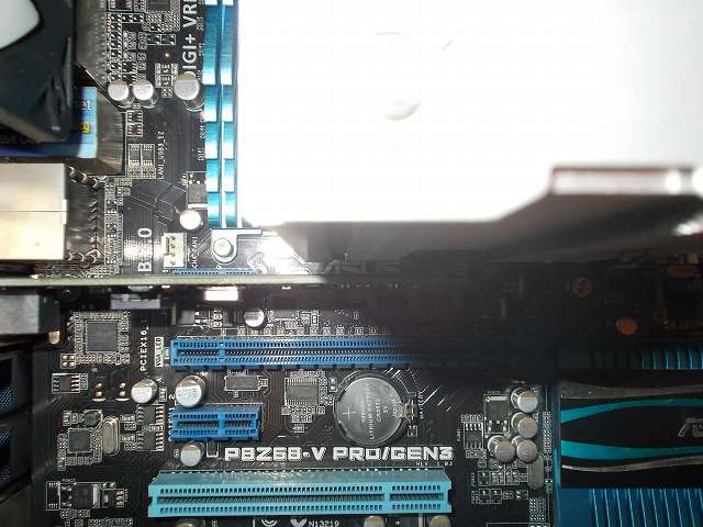ASUS P8Z68-V PRO/GEN3 LGA1155 マザーボードに装着した REEVEN OURANOS RC-1401 CPU クーラーと PCI Express スロット Intel Gigabit CT Desktop Adapter EXPI9301CT とのクリアランス