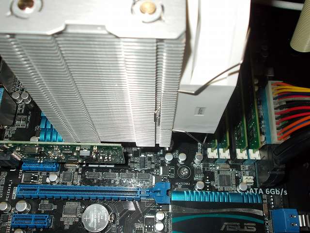 ASUS P8Z68-V PRO/GEN3 LGA1155 マザーボードに装着した REEVEN OURANOS RC-1401 CPU クーラーのファングリップ突起部