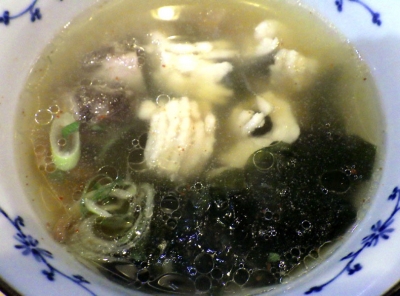 麺哲支店 麺野郎 徳島椿泊産鱧と煮若布の塩つけ麺（つけ汁のアップ）