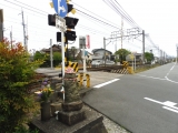 名鉄二ツ杁駅　駅前踏切のお地蔵様　踏切との位置関係