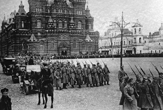 赤の広場を行進するボリシェヴィキ軍