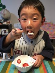 ポレポレ苺の凍りいちごをトッピングしたバニラアイスを食べる男の子