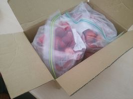 【写真】配送用の箱に梱包した“凍りいちご（2㎏）”　