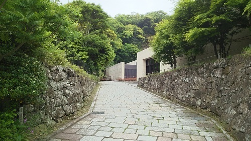 入口への坂道
