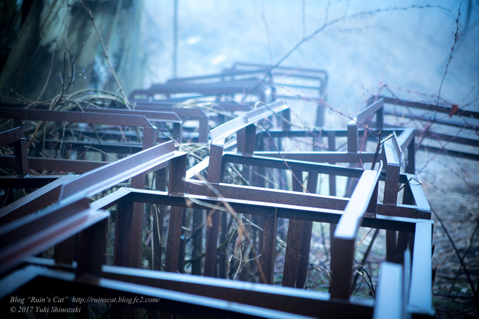 【廃墟】萬治キノコ牧場_野外の設備の多くは鉄の骨組みのみが残る