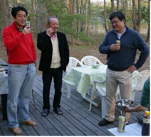 萩生田氏：首相と加計氏との関係は ４年前の３ショット